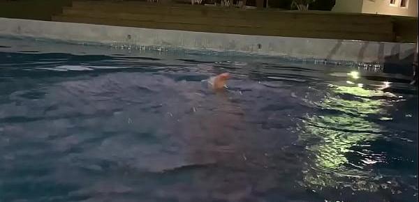  Disfrutando la piscina